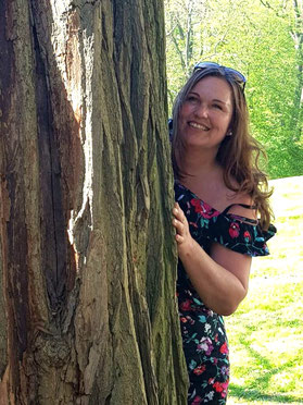 Katja Janke umarmt einen Baum 