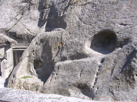 ambienti ipogeici ai piedi del castello di Sperlinga (foto S. Farinella©)