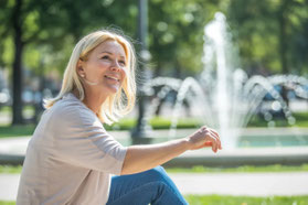 Frau mit Erschöpfung und Stressbelastung in den Wechseljahren