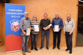 In Anerkennung und Würdigung ihrer besonderen Verdienste um den TVH wurden zum Ehrenmitglied ernannt: v.l.n.r. Frank und Birgit Stelzenmüller sowie Bernd Wenzdorfer. Für 60 Jahre Mitgliedschaft wurde der Ehrenvorsitzende Hans Krauß geehrt, Lothar Frick