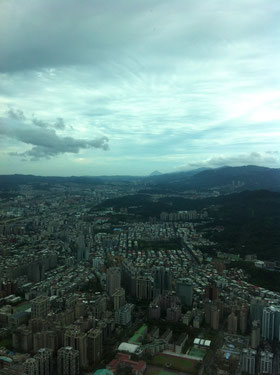 東（とんがっている山は基隆山）