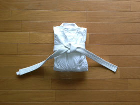 柔道着のたたみ方と帯の結び方 心と体を鍛えよう 新神戸柔道クラブ 神戸市中央区熊内町 柔道教室