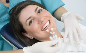 Zahnfarbenbestimmung durch Zahntechniker