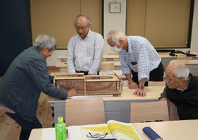休憩時間風景②：講習生が持参した作品を前に歓談中。