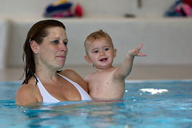 In unseren Babyschwimmkursen lernen schon die Allerkleinsten, sich auszudrücken. Hier scheint es um etwas sehr Spannendes zu gehen …