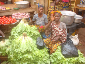 Bobo-Dioulasso-markt-market-verkoop-afrikaanse-vrouwen-kleurig-burkina-Faso
