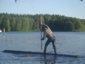 Kuopio-man-boomstam-lokaal-meer-Finland