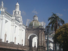 Quito-koloniale-huizen-gebouwen-Ecuador-straat