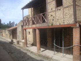 Hercunaleum-Romeinse-ruïnes-lava-straat-Italië