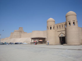 Khiva-stadsmuur-torens-Oezbekistan