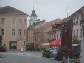 Kranja-plateau-straatleven-kerk-Slovenië