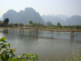 Vang-Vieng-loopbrug-rivier-bergen-laos