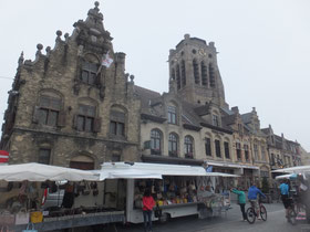 Veurne-markt-koopmans-huizen-plein-België