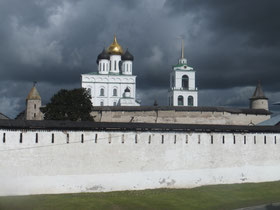 Pskov-kremlin-stadsmuuur-kerk-kathedraal-Rusland