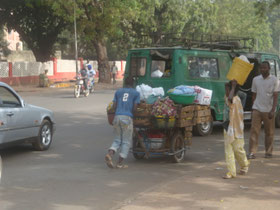 Bamako-straatleven-Mali-handkar-auto