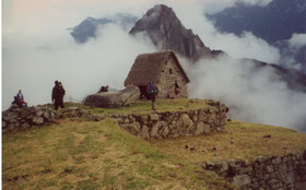Inca-Trail-Machu-Pichu-hike-trekking-mist-huis-bergen-Andes-Peru