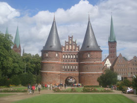 Lubeck-Hanzestad-torens-poort-Duitsland-kerken