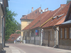 Kuldiga-straatleven-oude-huizen-Letland-Koerland