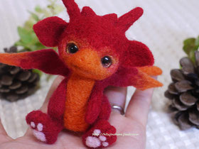羊毛フェルト 赤のちびドラゴン「ざくろ」