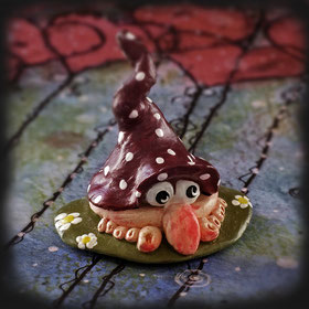 Skulpturtitel: Schwammerlzwerg - Skulpturgröße: B 7 cm, H 6 cm, T 5,5 cm - Art: Modelliermasse und Acrylfarben - Signatur: datiert, signiert - Copyright by Emil Pelz 2018