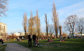 Kleine Parkfläche im Szene-Kiez beim Ostkreuz, Menschen sitzen auf Decken April 2015. Foto: Helga Karl