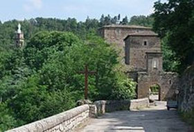 Entrée par une belle allée pierrée du sanctuaire Notre dame d'Ay par le gite du domaine de la gorre en location en Ardéche