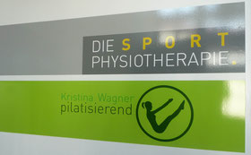 Schild mit Logo Kristina Wagner pilatisierend Pilatesstudio in Obergünzburg im Alläu