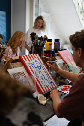 Kijkje in het schildersatelier van Daphne Schrijver in Breda tijdens een gezellig Sip&Paint op zondagmiddag met een vriendengroep, een perfect uitje