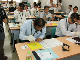 病気や加齢なども原因となる視覚障がいの症状を体験することができるロービジョンメガネを使っています（西区）