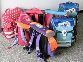 Rucksäcke der Schulkinder
