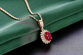 Ein Rubin an einer goldenen Kette.