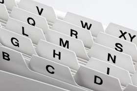 Ein Register mit verschiedenen Reitern für einzelne Buchstaben.