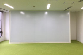 2024年施工実例 /公共施設 /岐阜県　某会館K の写真です。 ICT対応ワイトボードの専門販売商社　株式会社アイギアオイ