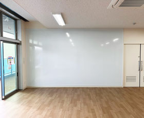 2025年施工実例 /公共施設 /岐阜県　某地区センターO の写真です。 ICT対応ワイトボードの専門販売商社　株式会社アイギアオイ