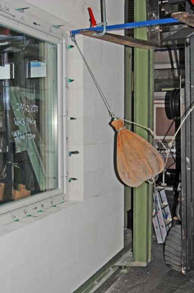 Porenbeton erfüllt die Anforderung für einbruchhemmende Bauteile: geprüfte Wand WK 3 mit einem einbruchhemmenden Fenster im Institut für Fenstertechnik in Rosenheim