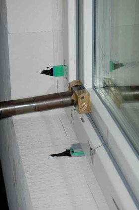 Porenbeton erfüllt die Anforderung für einbruchhemmende Bauteile: geprüfte Wand WK 3 mit einem einbruchhemmenden Fenster im Institut für Fenstertechnik in Rosenheim