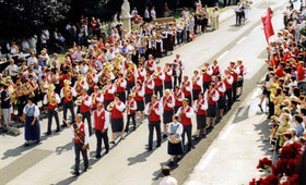 Marschieren in "Breiter Formation"