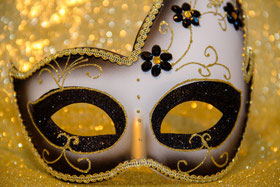 Content für Fastnacht  - Karnevalmaske im Vordergrund