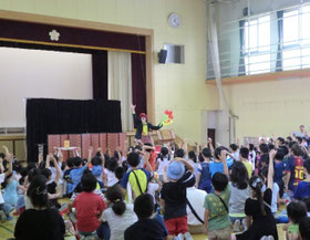 小学生イベント出張案内。子ども会で人気なピエロのほっほさんショーをしている様子