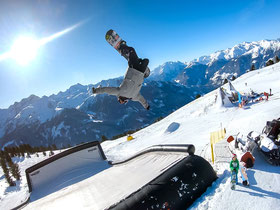 mag lifestyle magazin online reisen urlaub österreich zillertal arena skigebiet bagjump landingbag freestyle fans 