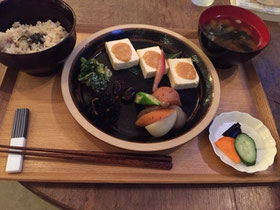 ヘルシーな玄米食をいただいて、気持ちもゆったり、公演を楽しんだ夜でした。