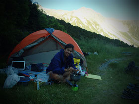 Zelt vor der Kulisse der Südlichen Alpen