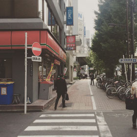 地上に出ましたらそのまま直進してお進み下さい。