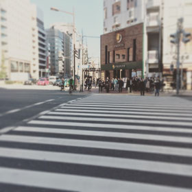 目の前に見えます大きな交差点を右手(歌舞伎町方面)に渡ってください。