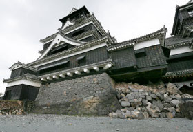 2016年5月熊本地震の影響で大きな被害を受けた熊本城の大天守.jpg