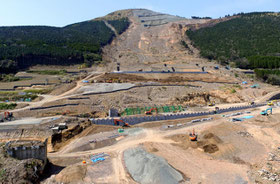 規模な土砂崩れで寸断された国道57号の復旧作業が進む(熊本県南阿蘇村).jpg