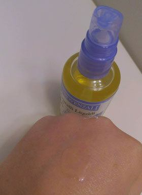 Texture trasparente sul dorso della mano dei cristalli liquidi ai semi di lino -I Provenzali
