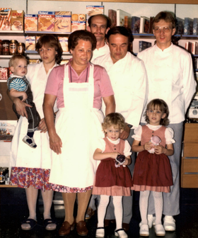 3 Generationen (von links: Adrian, Barbara, Lotty, Thomas, Hans, Matthias / vorne: Evelyn, Jeannine)
