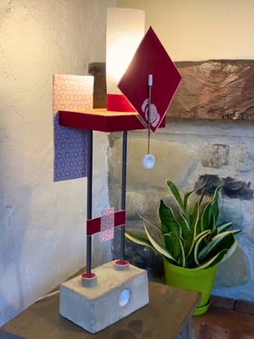 Luminaire design en Haute Savoie, à Rumilly près d'Annecy. Lampe verticale sur socle en béton en rouge et blanc. Une composition unique et une structure originale pour cette lampe verticale contemporaine. artisanat d'art par Isabelle Lachat Créations.