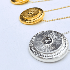 Ketten mit Planeten Symbol Anhänger wie Mond, Sonne, Jupiter, Venus und Mars in gold und silber